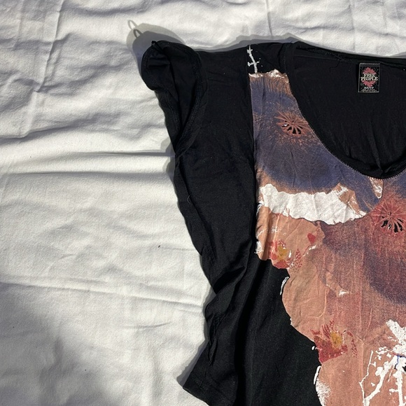 Free People Women’s Flutter sleeve Black w/ bold graphic floral design Size XS - Picture 5 of 7